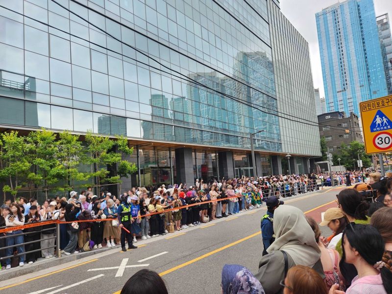 방탄소년단 뷔, RM 전역 사진. 하이브 제공