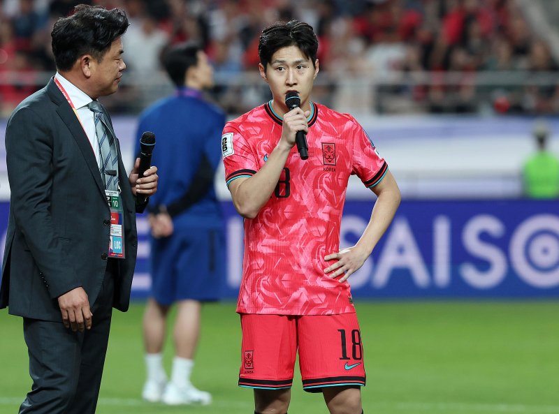 11회 연속 월드컵 본선 진출에 성공한 한국 축구대표팀 이강인이 10일 서울 마포구 서울월드컵경기장에서 열린 2026 국제축구연맹(FIFA) 북중미월드컵 아시아 3차 예선 쿠웨이트와의 경기를 마친 후 인사말을 하고 있다. 뉴시스