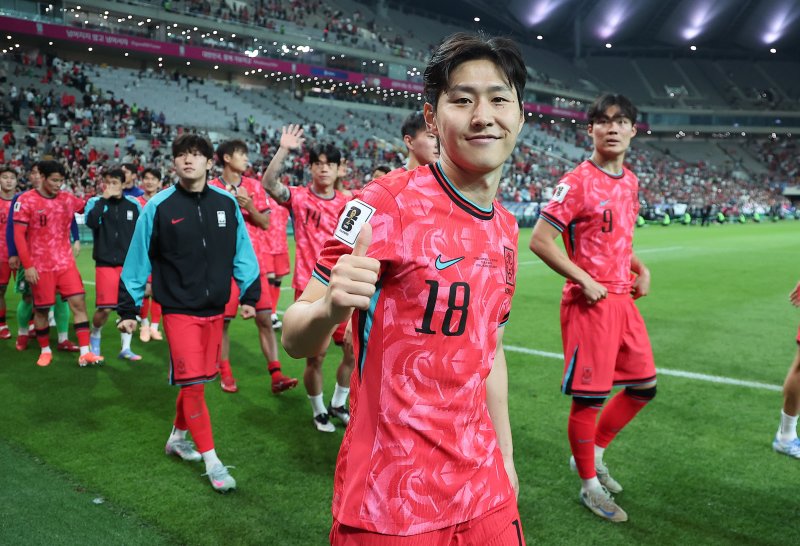 대한민국 축구 국가대표팀 이강인이 10일 서울월드컵경기장에서 쿠웨이트와의 2026 북중미 월드컵 아시아 3차 예선 최종전에서 승리한 뒤 열린 11회 연속 월드컵 본선 진출 축하 행사에서 카메라를 보며 미소를 짓고 있다.뉴스1