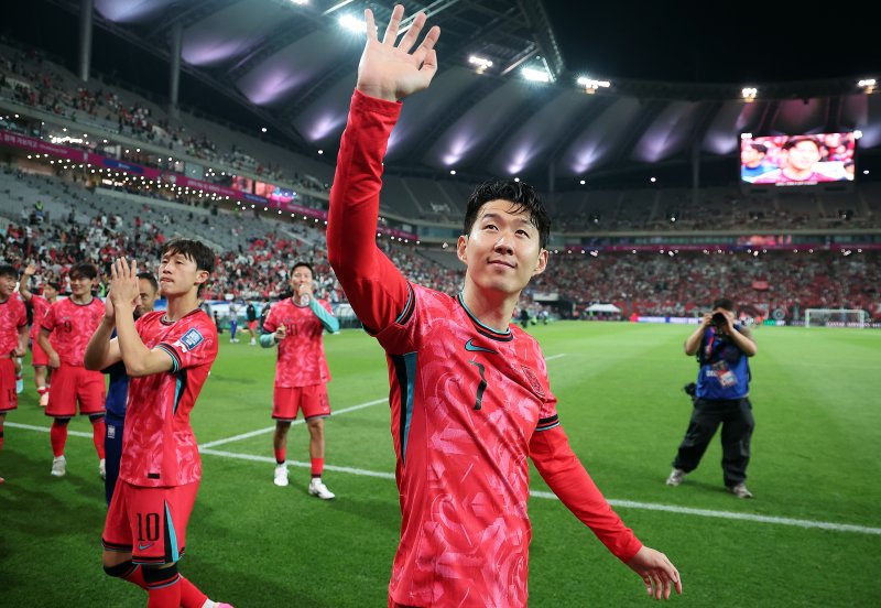 대한민국 축구 국가대표팀 손흥민을 비롯한 선수들이 10일 서울월드컵경기장에서 쿠웨이트와의 2026 북중미 월드컵 아시아 3차 예선 최종전에서 승리한 뒤 열린 11회 연속 월드컵 본선 진출 축하 행사에서 팬들에게 인사하고 있다.뉴스1