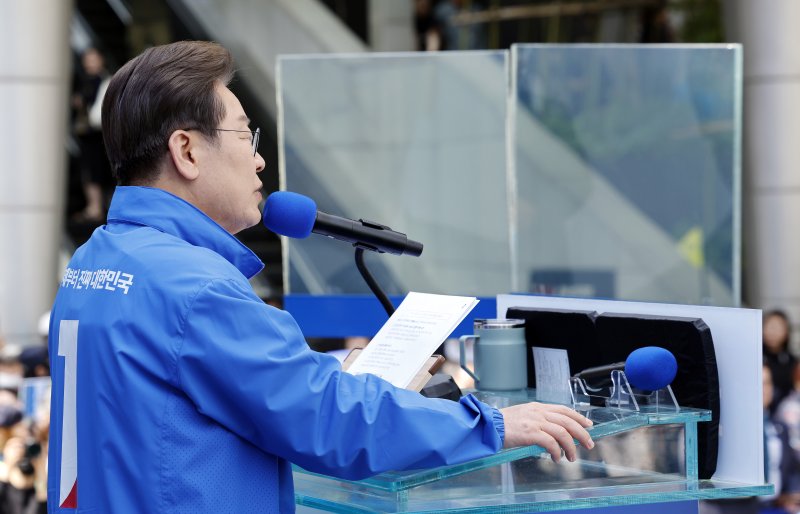 이재명 대통령이 더불어민주당 후보이던 지난 5월 방탄유리가 설치된 집중유세차에서 유권자들을 향해 지지를 호소하고 있다. /사진=뉴스1