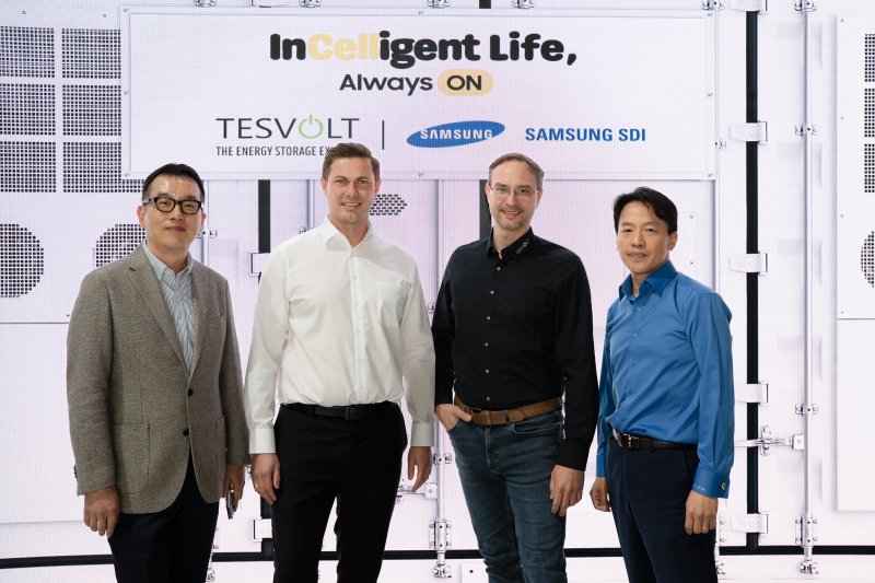 김현욱 <span id='_stock_code_006400' data-stockcode='006400'>삼성SDI</span> 상무(왼쪽부터), 지몬 샨더르트 테스볼트 CTO, 다니엘 한네만 테스볼트 CEO, 이종석 삼성SDI 유럽법인 상무가 '인터배터리 유럽 2025' 삼성SDI 전시장에서 기념 사진을 찍고있다. 삼성SDI 제공