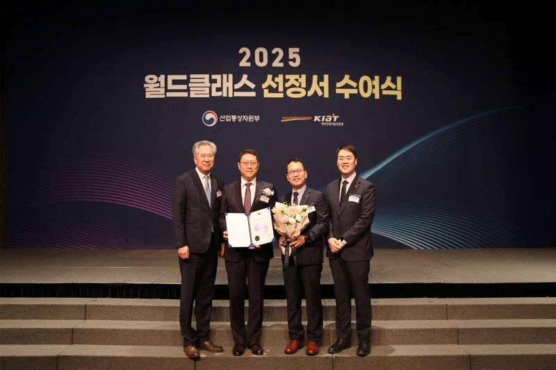 지난 10일 서울 중구 더플라자 호텔에서 열린 '2025년 월드클래스 플러스 사업' 선정 기념식에서 <span id='_stock_code_003220' data-stockcode='003220'>대원제약</span> 이경준 전무(왼쪽부터), 백인환 사장, 김주일 부사장, 박상욱 연구기획팀장이 기념촬영을 하고 있다.