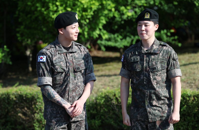 방탄소년단(BTS)의 정국과 지민(오른쪽)이 11일 오전 경기도 연천군 연천공설운동장에서 군복무를 마친 뒤 수줍은 미소를 짓고 있다.  /사진=뉴스1