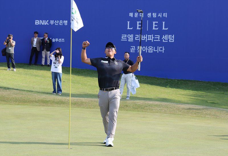 김홍택이 지난 8일 부산 기장군 아시아드 컨트리클럽(파71)에서 열린 KPGA 투어 백송 홀딩스-아시아드CC 부산오픈 최종라운드에서 우승 퍼트를 넣고 환호하고 있다.KPGA 제공