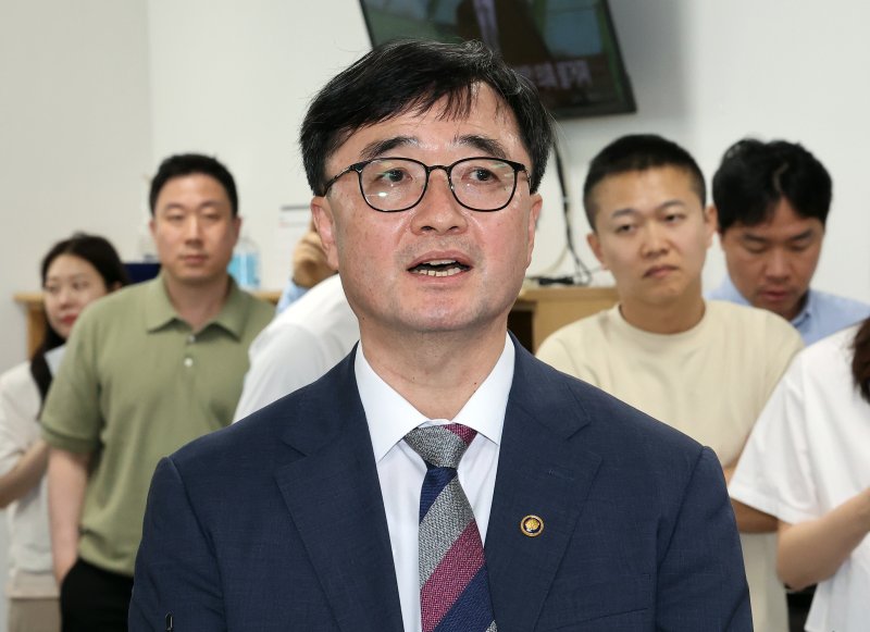 임기근 신임 기획재정부 2차관이 11일 정부세종청사 기획재정부 기자실을 찾아 출입 기자들과 얘기를 나누고 있다. 연합뉴스