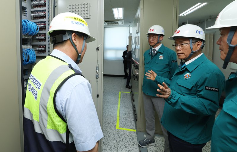 김동철 한전 사장(오른쪽 가운데)이 신의정부 변전소를 현장점검하고 있다./한전 제공