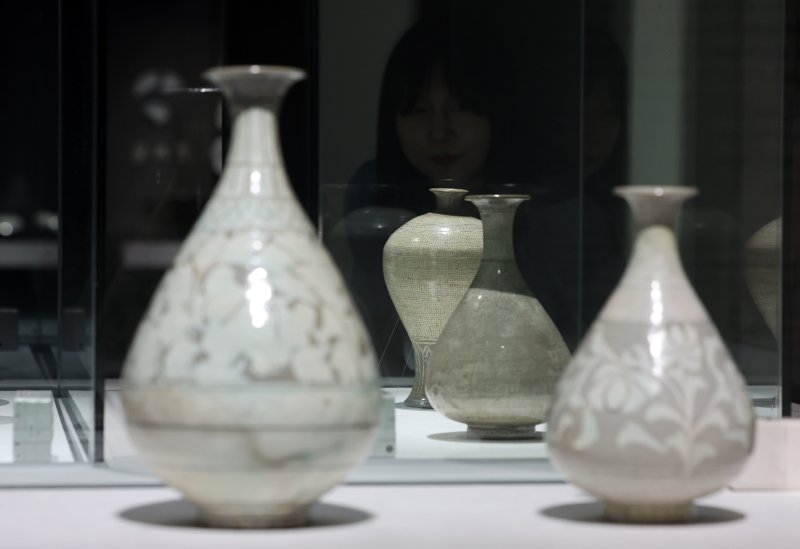 서울 용산구 국립중앙박물관에서 열린 '새 나라 새 미술:조선 전기 미술 대전' 특별전에서 관람객들이 전시를 살펴보고 있다. 뉴스1