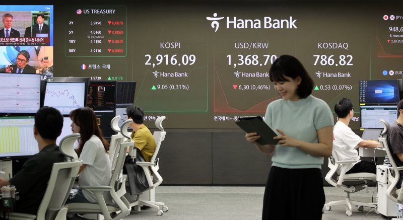 12일 오전 서울 중구 하나은행 딜링룸에서 딜러들이 업무를 하고 있다. /사진=뉴시스