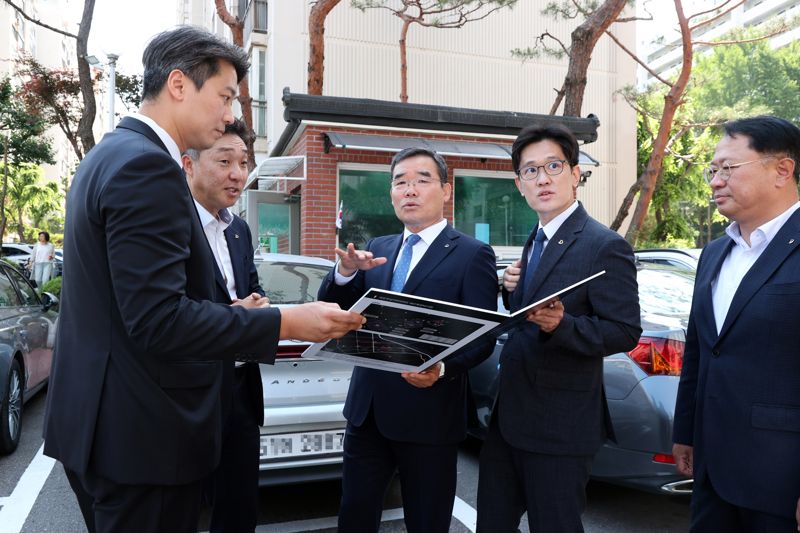 김보현 <span id='_stock_code_047040' data-stockcode='047040'>대우건설</span> 사장(가운데)이 지난 12일 서울 강남구 개포우성7차 현장에서 임직원들과 대화를 나누고 있다. 대우건설 제공