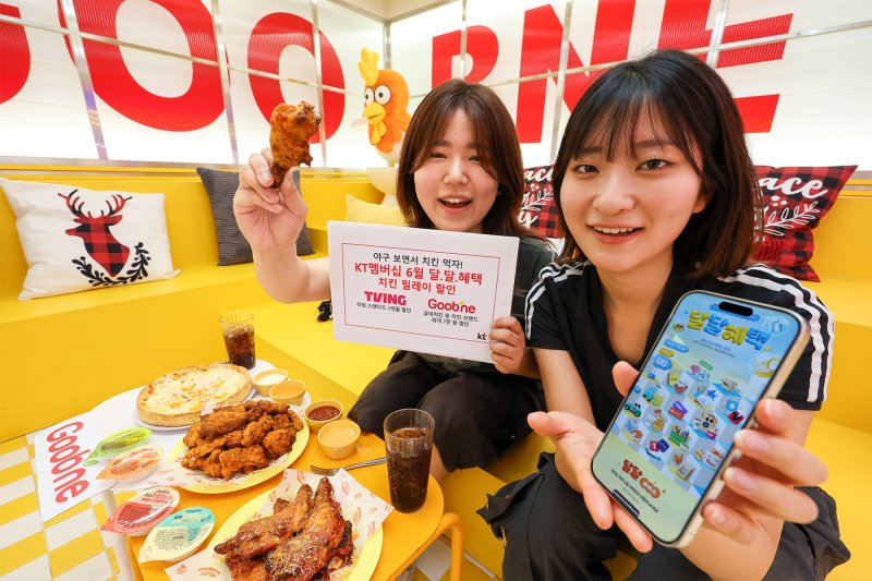 <span id='_stock_code_030200' data-stockcode='030200'>KT</span> 모델들이 6월 멤버십 달.달.혜택을 소개하고 있다. KT 제공