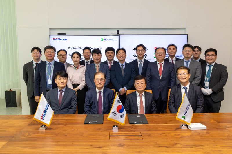 앞줄 왼쪽 두번째부터 <span id='_stock_code_028670' data-stockcode='028670'>팬오션</span> 안중호 사장, HD현대중공업 박승용 사장. 팬오션 제공