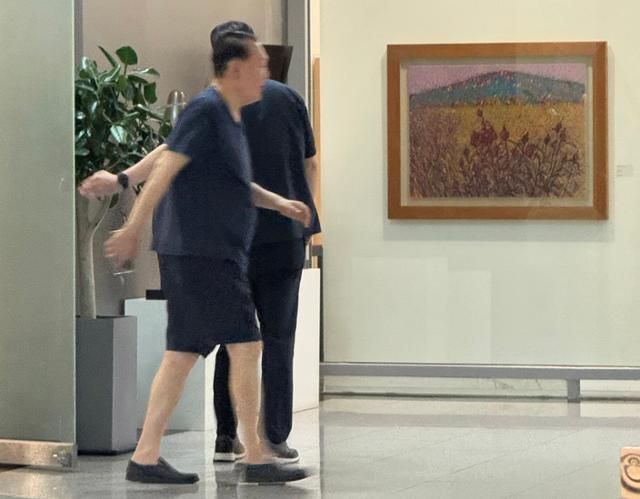 12일 반팔에 반바지 차림으로 서울 서초구 아크로비스타 상가를 찾은 윤석열 전 대통령. 한국일보 제공