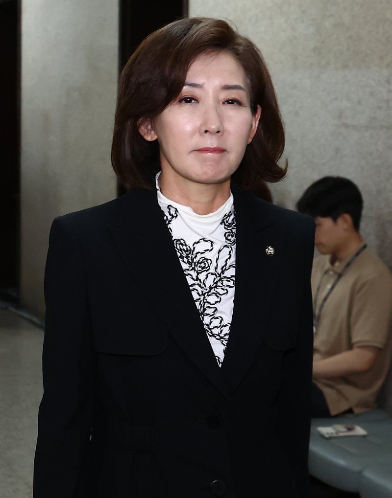 나경원 국민의힘 의원이 지난 9일 서울 여의도 국회에서 열린 4선 이상 중진 의원 회동에 참석하기 위해 이동하고 있다. 사진=뉴스1