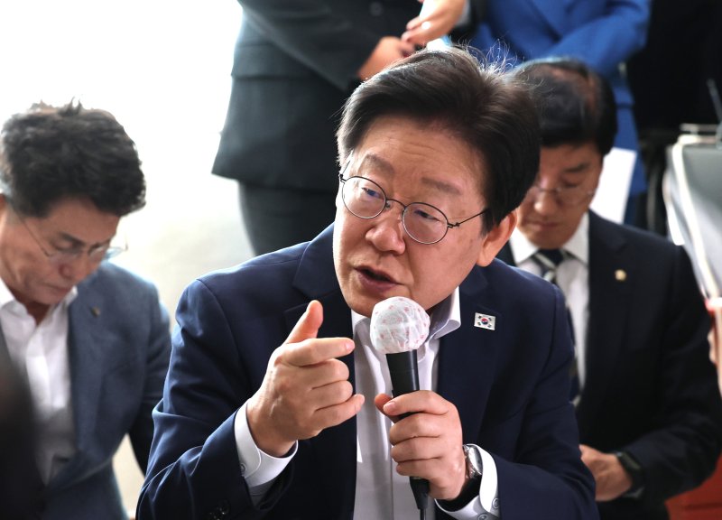 이재명 더불어민주당 대표가 31일 오전 인천 강화군 당산리마을회관에서 북한 대남방송 소음피해를 입은 지역 주민들과 간담회를 하고 있다. 사진=뉴시스
