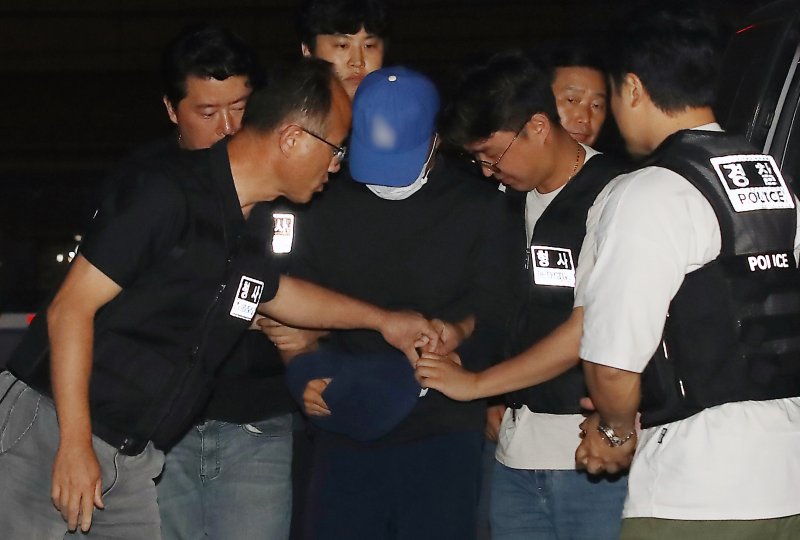 대구에서 스토킹하던 여성을 살해하고 세종시로 도주한 피의자 A씨가 나흘 만에 체포돼 15일 오전 대구성서경찰서로 압송되고 있다. /사진=뉴스1