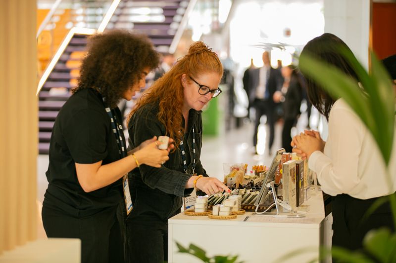 롯데가 지난 10~13일(현지시간) 네덜란드 암스테르담에서 열린 2025 CGF 글로벌 서밋에 참석해 한일 '원롯데'에 기반한 그룹 경쟁력을 알렸다. CGF 서밋 참가자들이 체험형 미팅룸에 전시된 롯데의 제품을 둘러보고 있다. 롯데 제공