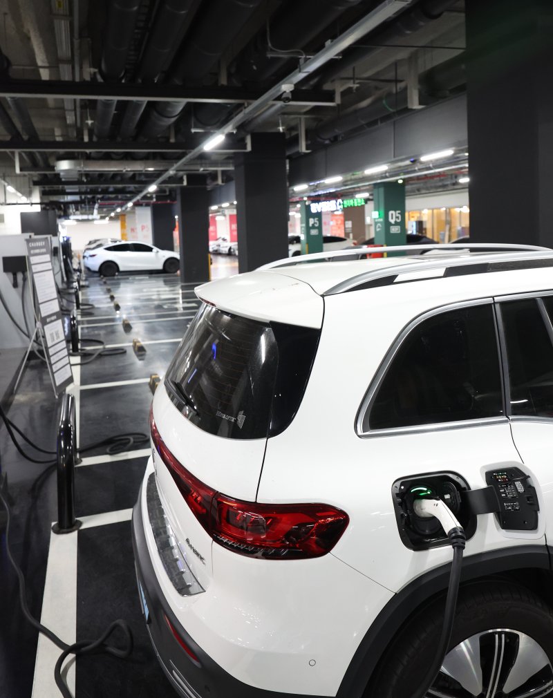 서울시내 한 지하주차장에 운영되고 있는 전기자동차 전용 충전구역. /사진=뉴시스