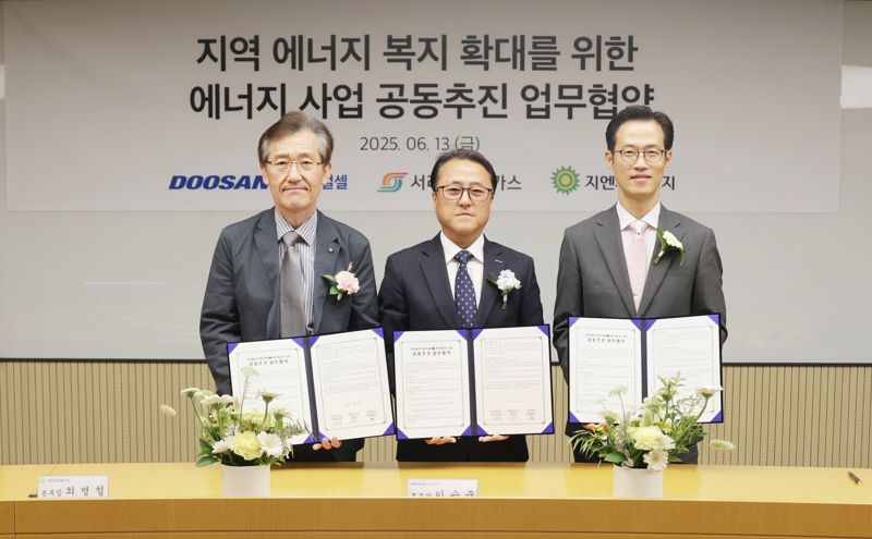 13일 업무협약식 후 <span id='_stock_code_336260' data-stockcode='336260'>두산퓨얼셀</span> 이승준 본부장(왼쪽 둘째)이 서라벌도시가스 김준석 대표(왼쪽 셋째), <span id='_stock_code_119850' data-stockcode='119850'>지엔씨에너지</span> 최병철 본부장이 포즈를 취하고 있다. 두산퓨얼셀 제공