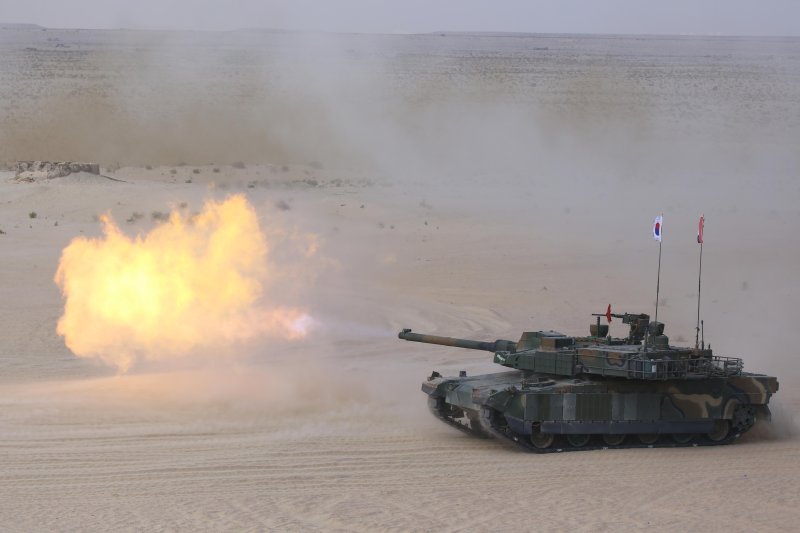 사진은 현지연합훈련단 소속 K2전차가 연합사격 훈련간 표적을 향해 120mm 전차포를 사격하고 있다. (사진=육군 제공)  /사진=뉴시스