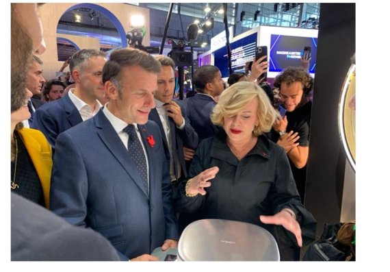     마크롱 대통령에게 셀 바이오프린트에 대해 설명중인 로레알 총괄부사장. <span id='_stock_code_039860' data-stockcode='039860'>나노엔텍</span> 제공. 