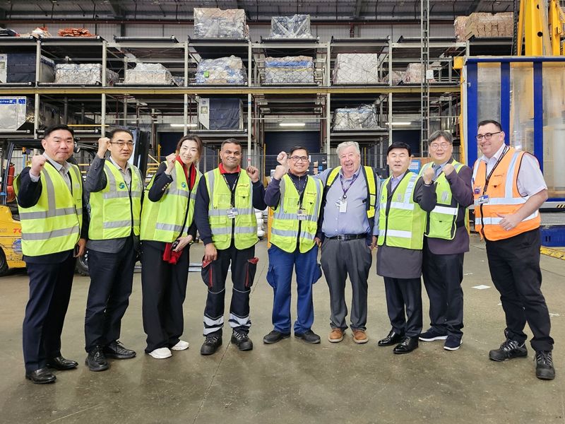 조현민 <span id='_stock_code_002320' data-stockcode='002320'>한진</span> 사장(왼쪽 세번째), 노삼석 대표이사 사장(왼쪽 일곱번째) 등 한진 경영진이 영국 런던 조업사를 방문해 기념 촬영을 하고 있다. 한진 제공