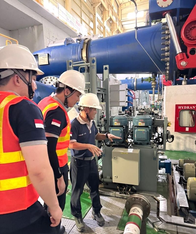 LX인터내셔널 해외 현장 연수에 참여한 신입사원이 인도네시아 수력발전소에서 현장 작업에 임하고 있다. LX인터내셔널 제공