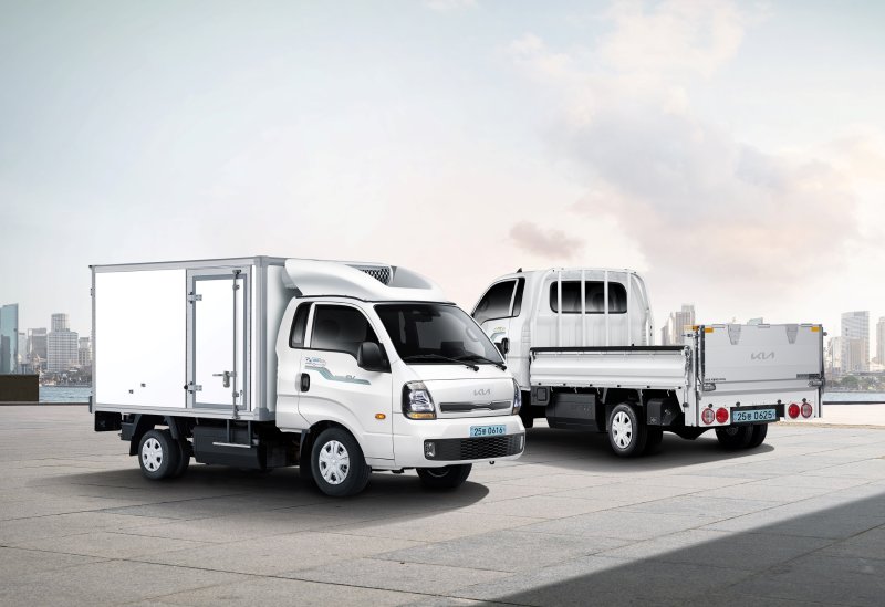 <span id='_stock_code_000270' data-stockcode='000270'>기아</span>가 '더 2025 봉고 Ⅲ EV 특장차'(봉고EV 특장차)의 판매를 개시한다고 16일 밝혔다. 사진은 더 2025 봉고 Ⅲ EV 스탠다드 냉동탑차(왼쪽), 수직형 파워게이트. 사진=현대자동차&middot;기아 제공