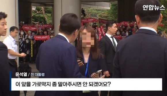 내란 우두머리·직권남용 권리행사방해 혐의 사건 7차 공판에 참석한 윤석열 전 대통령이 휴정 시간 법원을 나서다 발언했다. [사진&#x3D;연합뉴스TV 캡쳐]