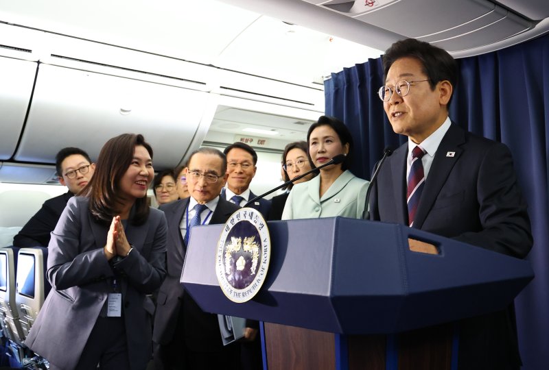 [캘거리&#x3D;뉴시스] 최진석 기자 &#x3D; 이재명 대통령이 16일(현지 시간) 주요 7개국(G7) 정상회의 참석을 위해 캐나다 앨버타주 캘거리로 향하는 공군 1호기에서 기자간담회를 하고 있다. 2025.06.17. myjs@newsis.com &lt;저작권자ⓒ 공감언론 뉴시스통신사. 무단전재-재배포 금지.&gt; &#x2F;사진&#x3D;뉴시스화상