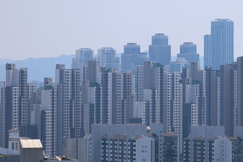 한국부동산원이 5일 발표한 '6월 첫째주(6월 2일 기준) 전국 주간 아파트가격 동향'에 따르면 서울 아파트 매매가격은 전주 대비 0.19% 오르며 18주 연속 오른 것으로 나타났다. 사진은 이날 서울 서초구의 아파트 단지 모습. 연합뉴스