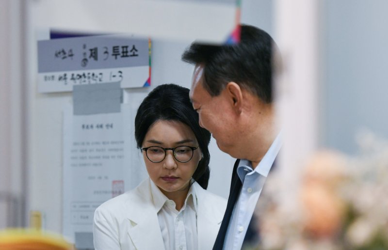 윤석열 전 대통령과 김건희 여사가 3일 서울 서초구 원명초등학교에 마련된 서초구 제3투표소에서 투표를 하기 위해 줄을 서 있다. 2025.6.3/뉴스1