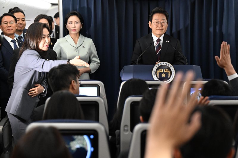 주요 7개국(G7) 정상회의 참석을 위해 출국한 이재명 대통령이 16일(현지시각) 캐나다 앨버타주 캘거리로 향하는 공군 1호기에서 기자간담회를 하고 있다. /사진=연합뉴스