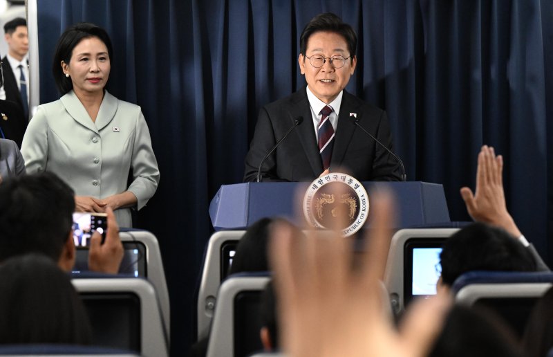 주요 7개국(G7) 정상회의 참석을 위해 출국한 이재명 대통령이 16일(현지시각) 캐나다 앨버타주 캘거리로 향하는 공군 1호기에서 기자간담회를 하고 있다. 2025.6.17 /연합뉴스