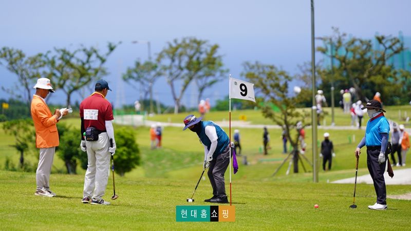 16일 제주시 회천파크골프장에서 열린 '2025 <span id='_stock_code_057050' data-stockcode='057050'>현대홈쇼핑</span> 제주도 전국 파크골프대회'에서 참가자들이 본선 경기를 치르고 있다. 현대홈쇼핑 제공