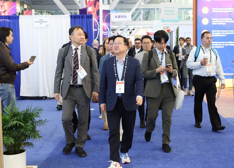 이장우 대전시장(가운데)이 16일(현지시각) 미국 보스턴 컨벤션센터에서 열리고 있는 &#39;2025 BIO USA&#39; 행사장을 둘러보고 있다.