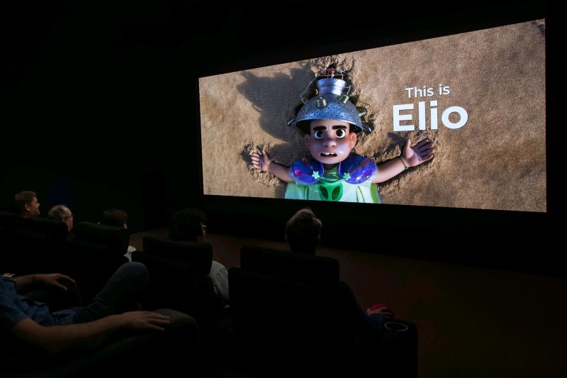 <span id='_stock_code_005930' data-stockcode='005930'>삼성전자</span>가 시네마 LED 스크린 오닉스를 통해 디즈니&middot;픽사의 신작 영화 '엘리오(Elio)'를 상영하는 장면. 삼성전자 제공
