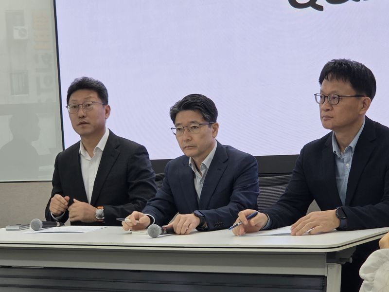 김희섭 <span id='_stock_code_017670' data-stockcode='017670'>SK텔레콤</span> PR 센터장, 임봉호 MNO(이동통신) 사업부장, 류정환 SKT 인프라전략기술센터 담당(부사장, 왼쪽부터)이 17일 중구 삼화타워에서 열린 SKT 사이버 침해 사고 일일 브리핑에 참석하고 있다. 사진=구자윤 기자