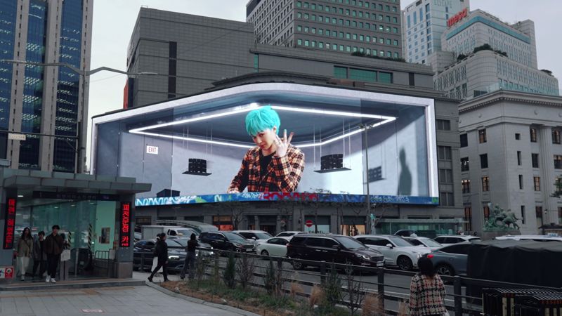 서울 중구 <span id='_stock_code_004170' data-stockcode='004170'>신세계</span>백화점 본점 외벽에 운영 중인 신세계스퀘어에서 지드래곤과 협업한 시보 영상이 상영되고 있다. 신세계백화점 제공