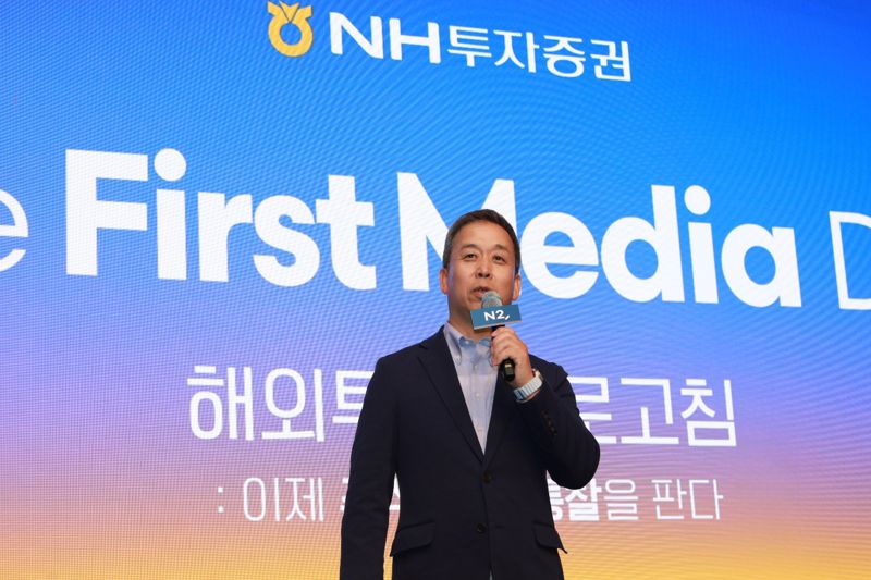 윤병운 <span id='_stock_code_005940' data-stockcode='005940'>NH투자증권</span> 사장이 17일 서울 중구 더플라자호텔에서 진행된 해외주식 서비스 확대 관련 &#39;더 퍼스트 미디어데이: 해외투자 새로고침&#39; 간담회에서 인사말을 하고 있다. NH투자증권 제공