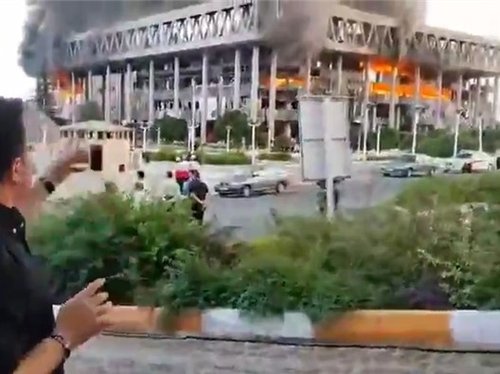 이스라엘의 공격을 받은 이란의 국영 방송사. AP연합뉴스