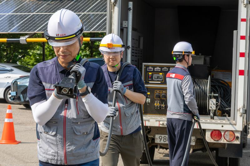 <span id='_stock_code_030200' data-stockcode='030200'>KT</span> 직원들이 서울시에 위치한 구로 국사에서 종합안점점검과 연계해 긴급복구 훈련을 진행하고 있다. KT 제