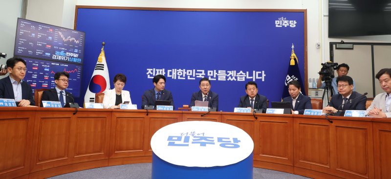 김병기 더불어민주당 당대표 직무대행 겸 원내대표가 18일 서울 여의도 국회에서 열린 최고위원회의에서 발언을 하고 있다. 뉴시스