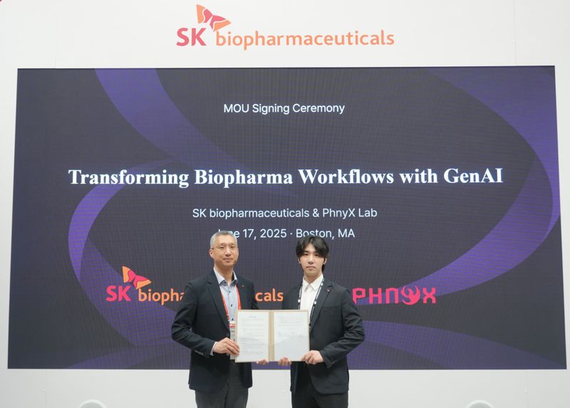 <span id='_stock_code_326030' data-stockcode='326030'>SK바이오팜</span> 유창호 전략부문장(왼쪽)과 피닉스랩 배민석 대표가 업무협약을 체결하고 기념사진을 촬영하고 있다. SK바이오팜 제공