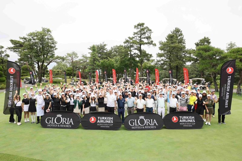 터키항공이 지난 16일 경기도 블랙스톤 이천CC에서 개최한 '터키항공 월드골프컵' 한국 예선전 참가자들이 기념촬영을 하고 있다. 터키항공 제공