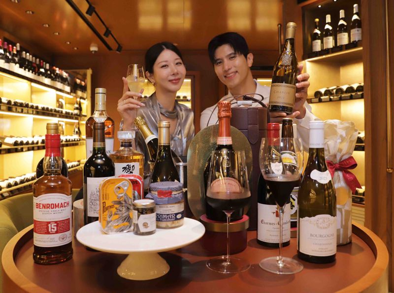 <span id='_stock_code_004170' data-stockcode='004170'>신세계</span>백화점이 올 상반기 마지막 주류 행사 '와인앤스피리츠페스티벌'을 통해 최대 70% 할인을 제공한다. 모델들이 와인앤스피리츠페스티벌을 홍보하고 있다. 신세계백화점제공