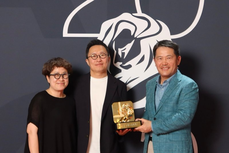 국제 광고제 &#39;칸 라이언즈(Cannes Lions) 2025&#39;에서 단편 영화 &#39;밤낚시&#39;가 엔터테인먼트(Entertainment) 부문 그랑프리(Grand prix)를 수상해 (왼쪽부터) <span id='_stock_code_214320' data-stockcode='214320'>이노션</span> 최고 크리에이티브 책임자(CCO) 김정아 부사장, 현대자동차 브랜드마케팅본부장 지성원 전무, 이노션 이용우 대표이사가 기념 촬영을 하고 있다. 사진&#x3D;<span id='_stock_code_005380' data-stockcode='005380'>현대차</span> 제공