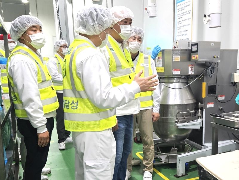 SPC그룹 관계자들이 생산센터를 방문해 안전점검을 실시하고 있다. SPC그룹 제공 
