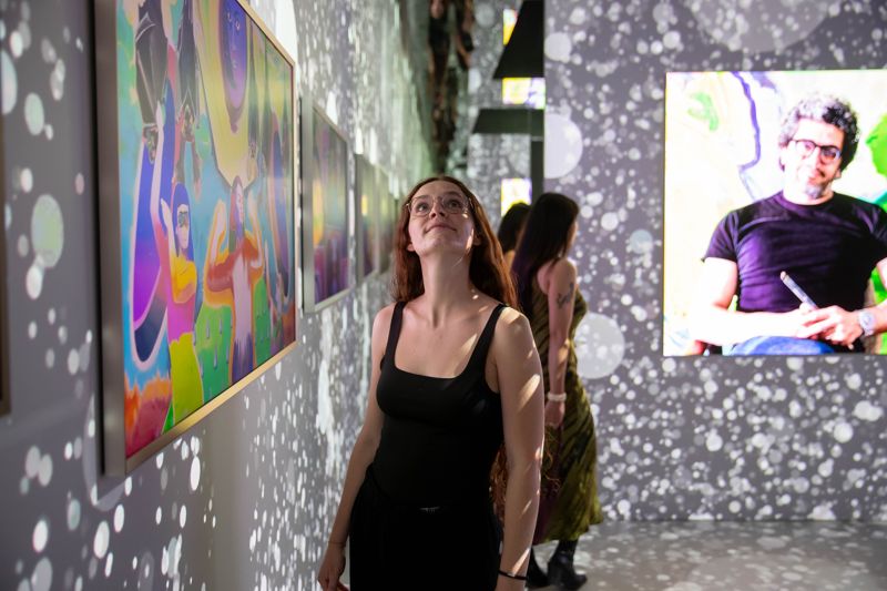 <span id='_stock_code_005930' data-stockcode='005930'>삼성전자</span>가 19일(현지시간)부터 22일까지 스위스 바젤에서 열리는 세계 최대 아트 페어 '아트 바젤 인 바젤 2025'에 디지털 아트 체험 공간 삼성 라운지 '아트큐브'를 마련했다. 관람객들이 삼성이 설치한 미술 작품들을 살펴보고 있다. 삼성전자는 전 세계 42개국 280여 개 갤러리가 참여한 이번 아트페어의 공식 디스플레이 파트너사다. 삼성전자 제공