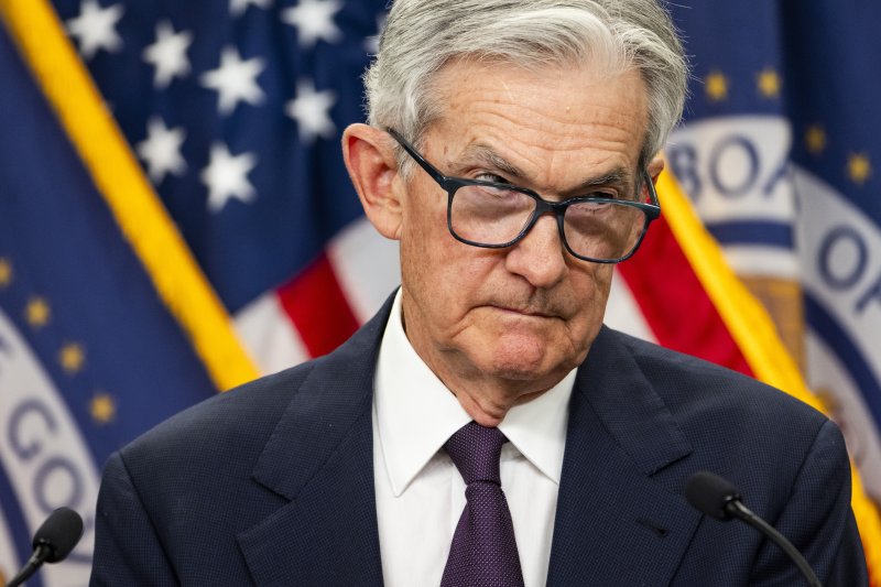 제롬 파월(사진) 미국 연방준비제도(연준) 의장이 18일(현지시간) 연방공개시장위원회(FOMC) 회의 뒤 기자회견에서 금리 인하를 서두르지 않겠다고 재확인하면서 뉴욕 증시가 초반 상승세를 접고 혼조세로 마감했다. 나스닥만 0.13% 올랐다. EPA 연합